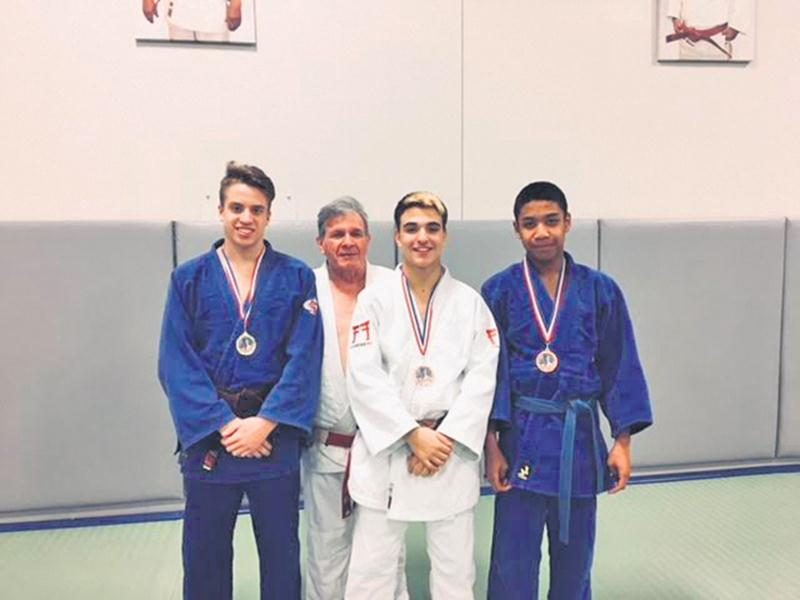 Sur la photo, les médaillés de la Coupe Louis-Page, Vincent Gamache, Félix Archambault et Faniry Andrianamanana, accompagnés par l’entraîneur Louis Graveline. Photo Courtoisie