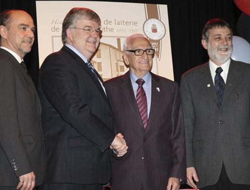 Sur la photo, dans l'ordre habituel, Michel Beaulac, directeur du campus de l'ITA de Saint-Hyacinthe, Pierre Corbeil, ministre de l'Agriculture, des Pêcheries et de l'Alimentation, Donat Roy et Rosaire Ouellet, directeur général de l'ITA.