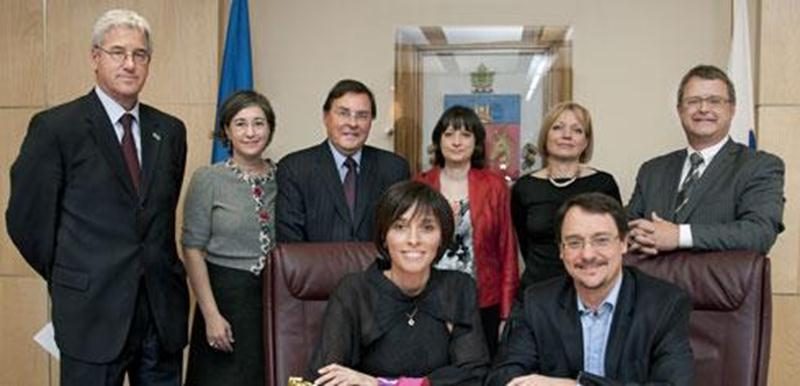 La Faculté de médecine vétérinaire de l’Université de Montréal est heureuse de souligner la générosité de deux diplômés, le Dr Joël Bergeron et la Dre Martine Jobin qui ont fait un don planifié de 500 000 $ à leur alma mater. Ce geste prend une signification particulière puisque le Dr Bergeron est président de l’Ordre des médecins vétérinaires du Québec. Sur la photo, de gauche à droite, première rangée : Dre Martine Jobin, Dr Joël Bergeron, deuxième rangée : Dr Émile Bouchard, vice-doyen au dév