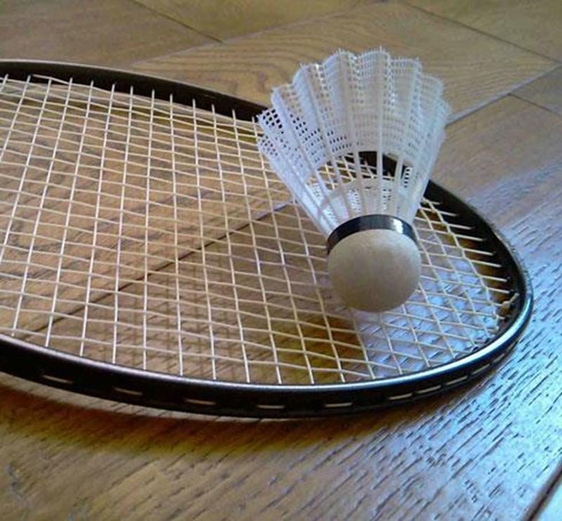 Le Club de badminton de Saint-Hyacinthe offre cinq rendez-vous de badminton libre par semaine. Aucune réservation et aucun matériel fourni. Inscription sur place au coût de 70 $ (adulte); 55 $ (étudiant) et 150 $ (familial). Carte « Accès-Loisirs » valide obligatoire. Horaire : le dimanche de 13 h 30 à 16 h 30 au Collège Antoine-Girouard et de 18 h 30 à 22 h au Cégep; le lundi de 19 h à 22 h 30 à la polyvalente Hyacinthe-Delorme; le mercredi et le jeudi de 18 h 30 à 22 h à la polyvalente Hyacint
