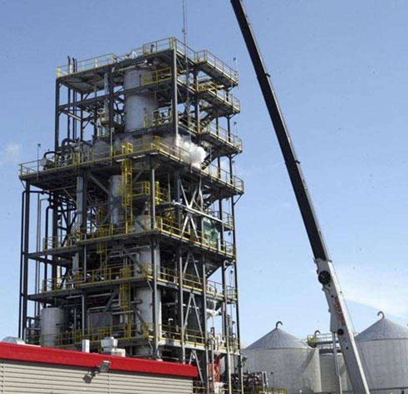 Une grue a été installée sur le terrain de l'usine de recyclage des huiles usées de Saint-Hyacinthe pour faciliter l'entretien annuel des équipements.