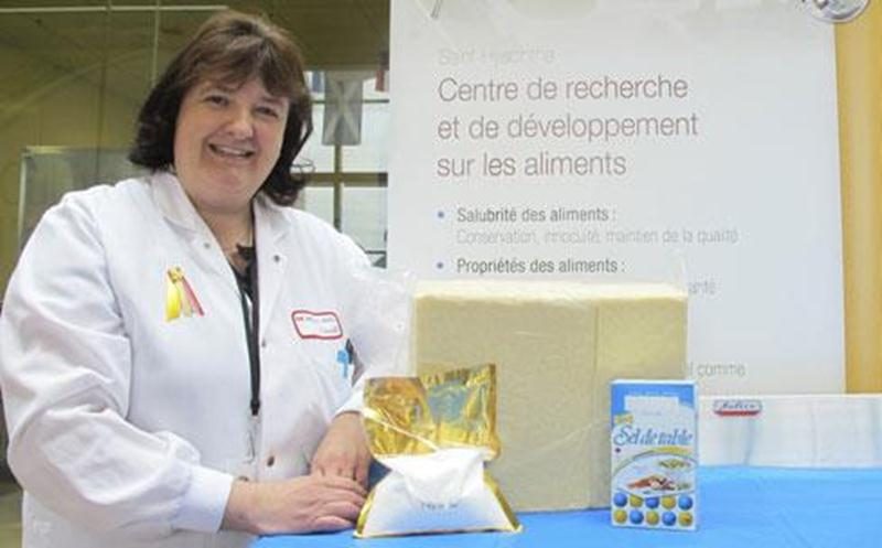 Annie Caron, adjointe de recherche au Centre de recherche et de développement sur les aliments (CRDA), tente avec son équipe de réduire la teneur en sel des fromages pour favoriser la santé. Sur la photo, ce gros bloc de fromage de 12 kg représente la consommation annuelle moyenne d’un Canadien, incluant du même coup une consommation moyenne de 240 g de sel présents dans cette quantité de fromage. Des dizaines d’activités captivantes seront présentées lors des portes ouvertes du CRDA qui se tien