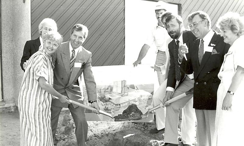 Les dignitaires rassemblés pour la pelletée de terre lançent les travaux de la tour. M. Daigle est le second à partir de la droite. Photothèque | Le Courrier ©