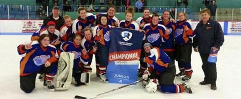 Les Ailes du Richelieu avec leur bannière de championne des séries éliminatoires, leur permettant de participer à la Coupe Dodge.