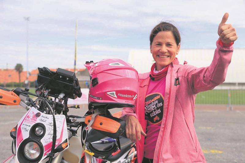 En quête de défi, Brigitte Lacombe a complété avec brio le rallye Trophée Roses des Sables, terminant première de la classe des motos. Photo Courtoisie