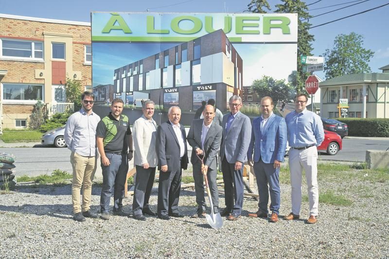 La maquette de la future bâtisse commerciale au 2595, avenue Sainte-Anne. Sa construction nécessite la démolition du bâtiment voisin. Photo courtoisie