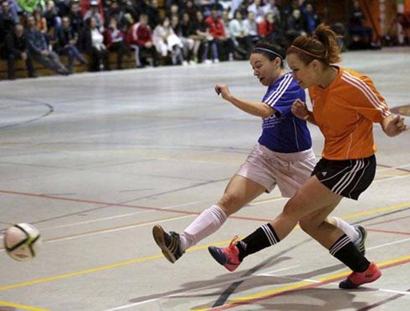 Le FC Saint-Hyacinthe (en orange) s'est rendu jusqu'en finale de la classe féminine du tournoi, mais s'est incliné face à une formation lavaloise.
