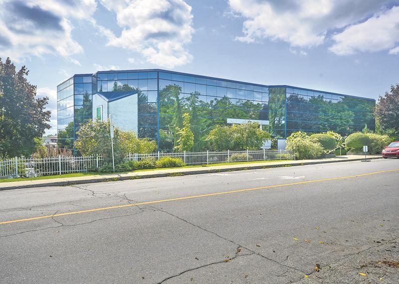 Le conseil municipal de la Ville de Saint-Hyacinthe a adopté le règlement d’emprunt de 9,7 M$ qui permettra l’achat de l’immeuble où loge la Fédération des caisses Desjardins afin d’y déménager la bibliothèque T.-A-St-Germain.  Photo François Larivière | Le Courrier ©