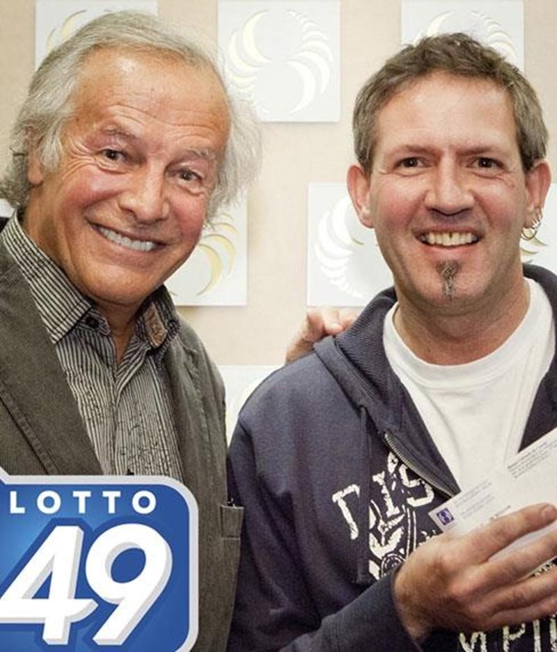 Éric Manseau a remporté le lot garanti de 1 000 000 $ au tirage du Lotto 6/49 du 16 octobre. Quelques heures avant de venir réclamer son gain au siège social de Loto-Québec, en compagnie de sa conjointe, M. Manseau a fait valider son billet chez un détaillant. À leur grande surprise, la musique du terminal s’est fait entendre et l’afficheur a indiqué 1 000 000 $. « Je ne comprenais pas ce qui arrivait et la préposée était aussi surprise que moi! », a confié le gagnant. Le coupon de validation a