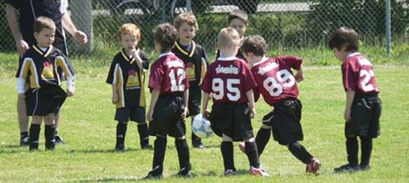 Familles et amis sont invités à prendre part à cette activité le samedi 2 juin dès 9 h. Ce grand rassemblement sportif permet aux enfants de 5 et 6 ans de vivre leur première expérience de tournoi, axé sur le plaisir et la participation. À la fin de la journée, tous repartent le sourire aux lèvres. Pour ce 25 e anniversaire, on prévoit des clowns, du maquillage, des jeux, de l’animation et des surprises. Venez déguster nos hot dogs ou vous ravitailler à notre cantine mobile. On vous y attend pou