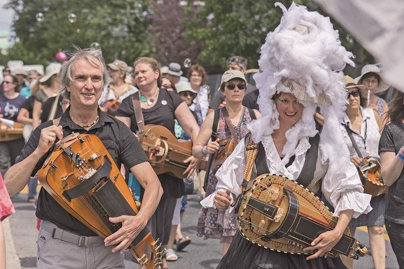 Le « défilé des chanteurs, musiciens et curieux » a lieu cette année le dimanche 2 juillet dès 12 h 30 à l’église Saint-Antoine.  Photo Guillaume Morin