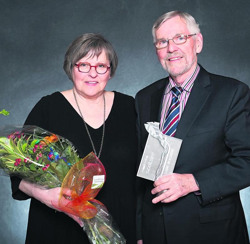 France Martin, vice-présidente de la CSSH, avec le lauréat au cercle honorifique, Claude Bernier. Photo Patrick Roger