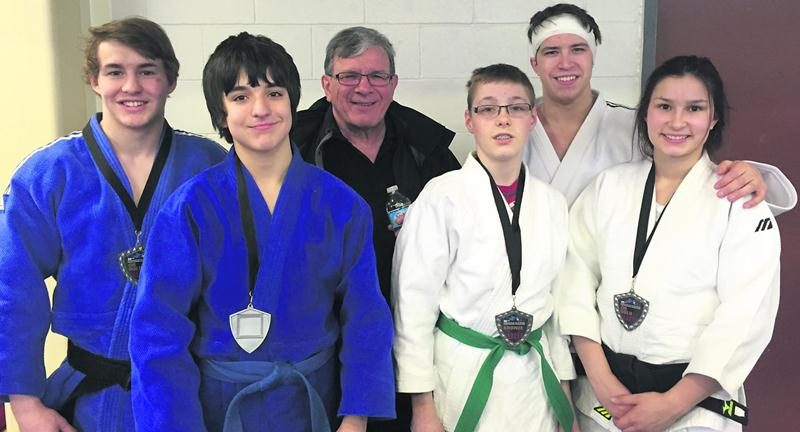Sur la photo, on aperçoit Benjamin Daviau, Félix Archambault, Louis Graveline, Émilien ­Dutremble, Jérémie et Audrey Poirier, qui ont participé dernièrement au championnat canadien de l’Est du Canada.  Photo Courtoisie