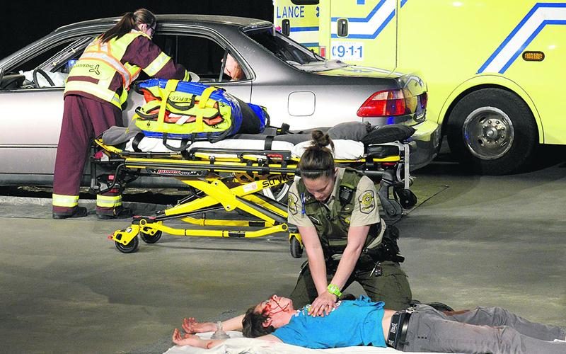 Dans l’accident simulé, une seule personne est décédée. Le jeune homme n’avait pas bouclé sa ceinture et a été éjecté lors de l’impact. Photo François Larivière | Le Courrier ©