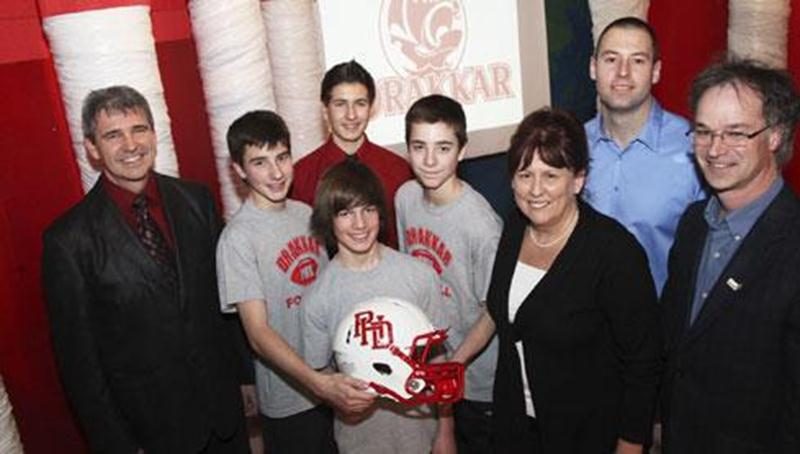 De gauche à droite, à l'avant, Francis Messier, Emmanuel Beaudreault, Anthony D. Michon, Nicole Kervin et Richard Flibotte. À l'arrière, Guy Pothier, Keven Brasseur et Yan Genest.