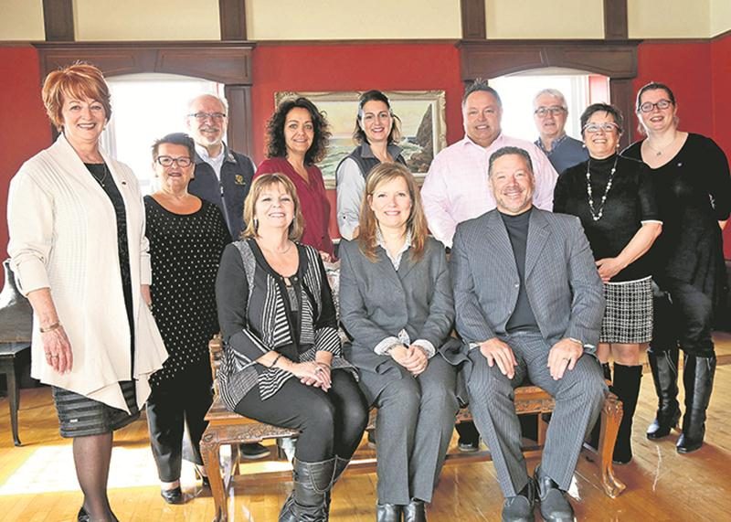 On reconnaît, assis : Luce Sirois, présidente du Club Optimiste Douville, et les présidents d’honneur du 24e souper Homard à volonté, Martine Vibert et Jean-Denis Major. Ils sont entourés de plusieurs membres du Club Optimiste. Photo Robert Gosselin | Le Courrier ©