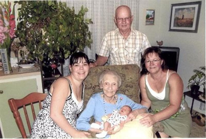 Félicitations à Rose Pelletier-Lagacé qui est arrière-arrière grand-mère pour la quatrième fois. On la voit sur la photo avec son fils Jean-Guy, sa petite-fille Mireille, son arrière-petite-fille Valérie et son arrière-arrière-petit-fils Loïc.