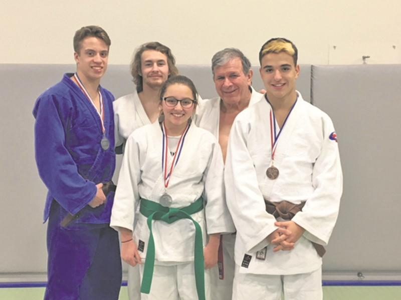 Sur la photo, on retrouve Vincent Gamache, Benjamin Daviau, Alyssa Bellavance, l’entraîneur Louis Graveline et Félix Archambault. Photo Courtoisie