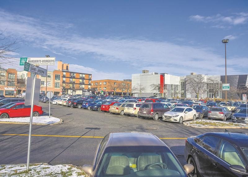 L’emplacement envisagé par Réseau Sélection pour bâtir une tour de 12 à 15 étages de 260 unités.  Photo François Larivière | Le Courrier ©
