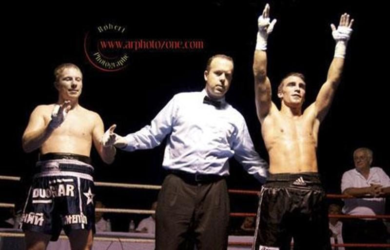 Le boxeur Michael Gadbois (à droite sur la photo) a remporté son quatrième combat en autant de présences sur le ring, le 9 septembre, à Montréal, en s'imposant aux dépens du Lithuanien Vladimiras Balaklijec par décision unanime des juges, qui ont tous évalué le duel 40-36 à l'avantage du Maskoutain. Trois autres athlètes du Club de boxe de Saint-Hyacinthe prenaient part à la même carte de boxe. Maxime Landry a été déclaré vainqueur par décision unanime des juges contre Patrick McCollough, tandis