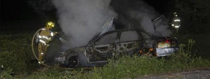 Une voiture a pris feu au terme d'une sortie de route survenue sur le rang Haut de la Rivière Nord à Saint-Pie dans la nuit du 5 au 6 septembre. Lorsque les policiers sont arrivés sur place, le conducteur n'était plus à bord du véhicule. Il a été localisé près d'une résidence située à proximité. Les pompiers ont été appelés à intervenir. Un constat d'infraction de plus de 200 $ pourrait être remis au conducteur pour ne pas être resté sur le lieu de l'accident, comme le veut le Code de la sécurit