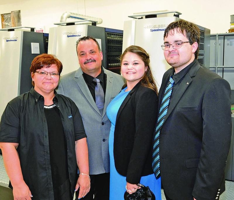 Chantal Côté et José Roy étaient fiers de présenter la relève qui s’implique maintenant dans l’entreprise : leurs enfants Daphnée et Olivier. Derrière eux se trouve la toute nouvelle presse Heidelberg. Photo François Larivière | Le Courrier ©
