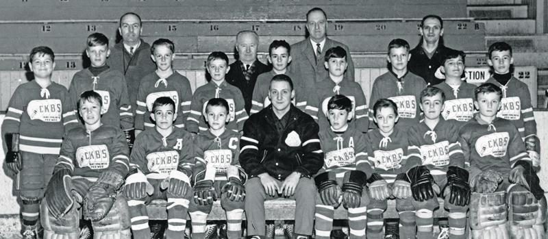 Sur la photo, l’équipe Pee-wee CKBS 1965-1966. Première rangée, de gauche à droite : Jean-Marc Tardif, Julien Leblanc, Alain Turcotte, Bernard Bail (coach), Daniel Racine, Jean-Pierre Frédette, André Bourgeois et Marco Navratil. Deuxième rangée : Paul-André Paris, Charles Desautels, Christian Lalonde, Pierre Trudeau, Robert Desrosiers, Serge Maisonneuve, Jean Bernier, Serge Bellavance et Alain Rivard. 3e rangée : Paul-Émile Paris (assistant-coach), L.-P. Gaucher (président), M. Vanier (commandit