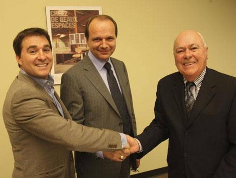 Poignée de mains symbolique entre Robin Lacasse, Sylvain Garneau et Guy Lacasse, les trois nouveaux actionnaires du Groupe Lacasse.
