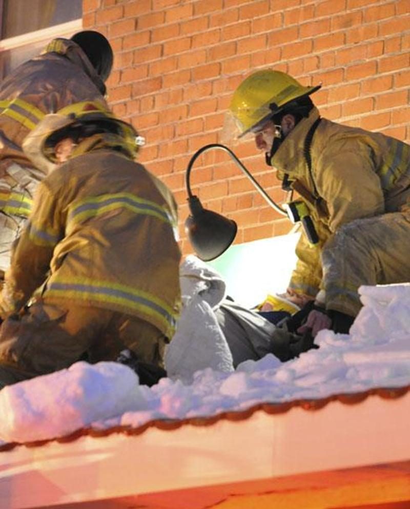 Un homme a fait une chute de quatre étages lundi matin au centre-ville et aurait subi des blessures mineures. Les pompiers de Saint-Hyacinthe sont intervenus afin de sécuriser l'homme et le descendre de sa fâcheuse position. L'homme serait tombé par la fenêtre de son logement pour atterrir sur le toit du restaurant Ristorante il padre sur la rue Calixa-Lavallée. La SQ a également été appelée sur place. Les circonstances entourant cette chute demeurent nébuleuses, mais aucun élément criminel ne s