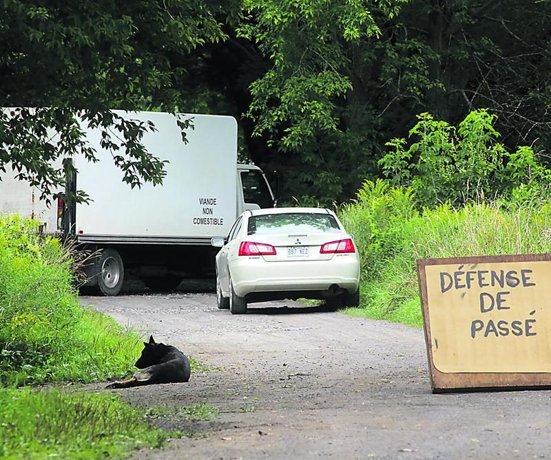 L’éleveur de visons et de renards de Saint-Jude, soupçonné de maltraitance envers les animaux, a bloqué l’accès à sa propriété depuis la semaine dernière.  Photo Robert Gosselin | Le Courrier ©