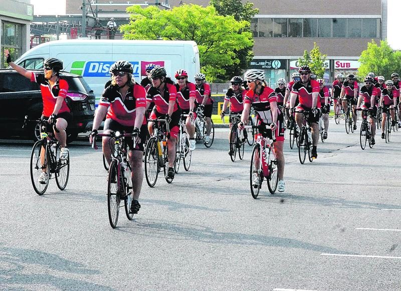 Le 5e Tour cycliste de la Banque Nationale, lancé à Saint-Hyacinthe, a permis de remettre 7 500 $ à l’ÉSSJ sur les 125 000 $ amassés. Photo Martin Grenier | Le Courrier ©