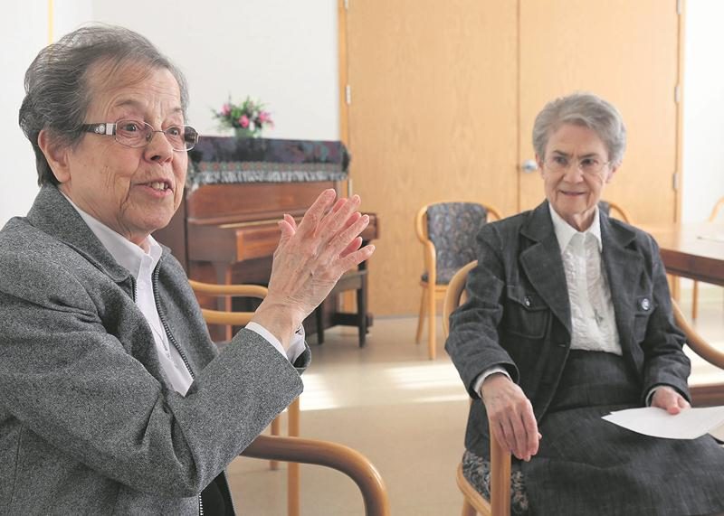 Les Sœurs Thérèse Doyon et Édith Lavoie se souviennent de la grande solidarité au sein de toute la communauté à la suite de l’incendie. Photo Robert Gosselin | Le Courrier ©