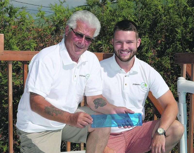 Sur la photo, dans l’ordre habituel, Jean-Benoit Simard, inventeur d’O’Dflecteur et Raphaël St-Hilaire, chargé du développement commercial de ce nouvel équipement pour piscine. Photo Robert Gosselin | Le Courrier ©