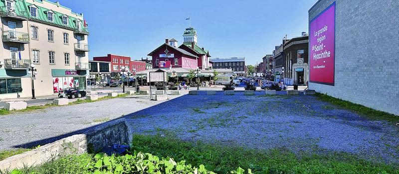 Le terrain vague de la rue des Cascades, face au Marché public, pourrait accueillir un édifice de six étages grâce à une dérogation mineure qui autoriserait un bâtiment plus haut que ce que permet le règlement de zonage à cet endroit. Photothèque | Le Courrier ©