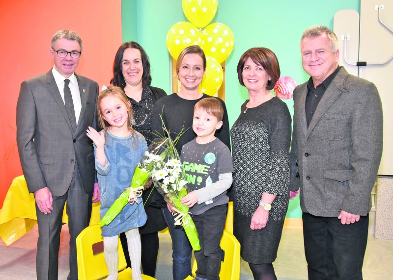 Le maire de Saint-Hyacinthe, Claude Corbeil, Caroline St-Pierre, présidente du conseil d’administration du CPE Les Coquelicots, Geneviève Lemay, attachée politique de la députée Chantal Soucy, Ghislaine Plamondon, directrice du CPE et Bernard Barré, conseiller du district La Providence, avec deux enfants lors de l’inauguration de l’installation Les Marguerites.  Photo François Larivière | Le Courrier ©