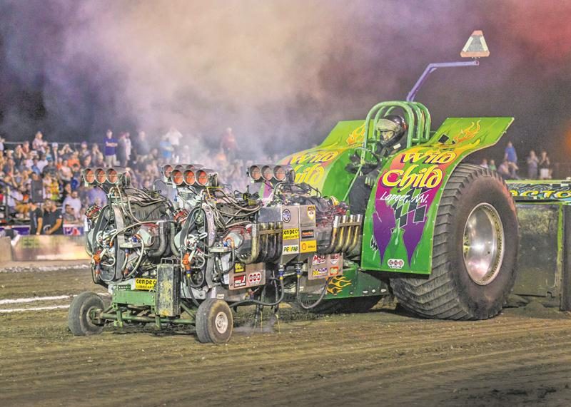 Les participants aux tires de tracteurs sont loin de manquer d’imagination dans la conception de leur machine. Photo François Larivière | Le Courrier ©
