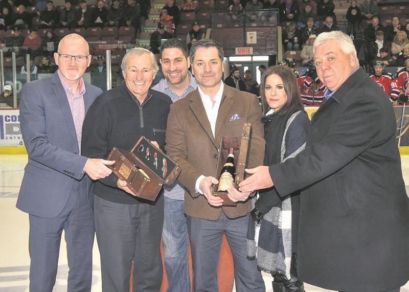 Sur la photo, on aperçoit Michel Godin, commissaire de la LNAH, Michel Gaudette, Jean-François Cartier, représentant des Éperviers de Sorel-Tracy, Hugues Laliberté, accompagné de sa femme, et le vice-président hockey de la LNAH, Michel Dorais. Photo François Larivière | Le Courrier ©