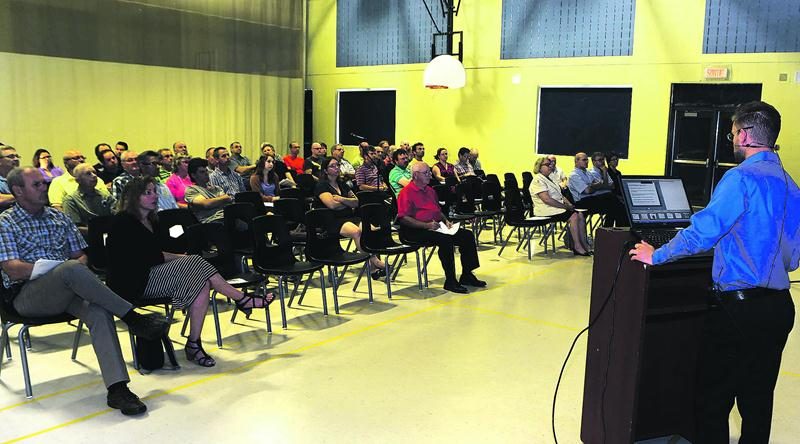 Le projet de PDZA a été présenté aux citoyens par Pascal Simard, technicien à l’aménagement à la MRC, lors des soirées de consultation tenues à Saint-Hugues et Saint-Pie. Photo Robert Gosselin | Le Courrier ©