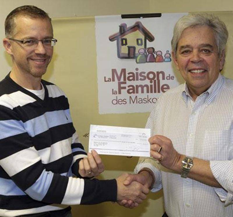 Le Carrefour Chrétien des Maskoutains (CCDM) poursuit son implication en soutenant la Maison de la famille des Maskoutains (MFM). Le pasteur du CCDM, Guy Gosselin, a remis dernièrement un chèque de 1 000 $ au directeur de la MFM, Carlos Martinez.