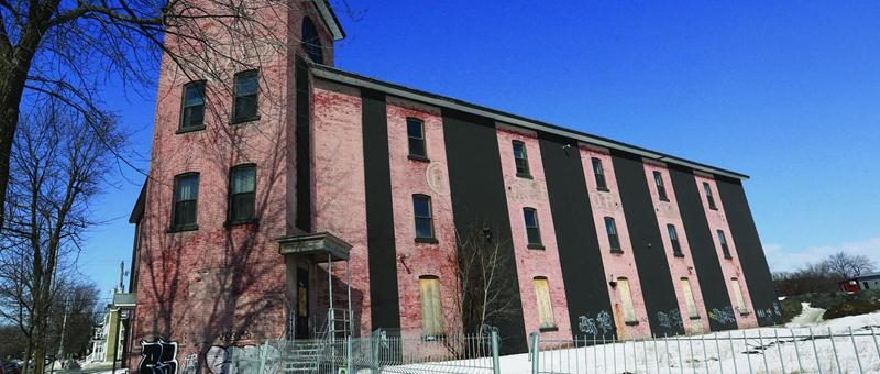 Tout indique que l’ancienne usine E.T. Corset sera le prochain morceau du patrimoine architectural maskoutain à disparaître du décor.  Photo Robert Gosselin | Le Courrier ©
