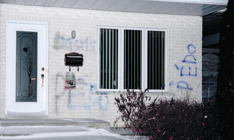 La résidence de Réal Savard avait été vandalisée après que des accusations relativement à des contacts sexuels avec des mineurs, notamment, soit déposées contre lui. Photothèque | Le Courrier ©