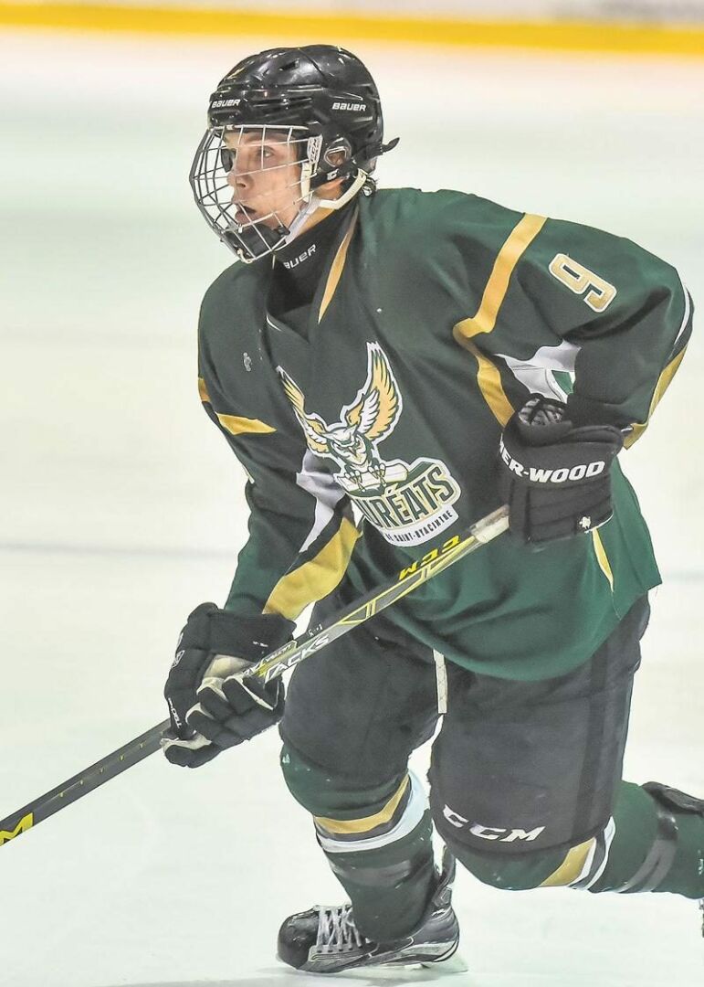 Simon Gravel a fait dévier un tir de William Bordeleau pour inscrire son 20e filet de la saison samedi.  Photo François Larivière | Le Courrier ©