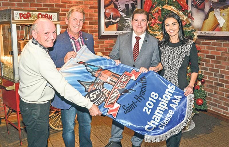 Sur la photo, Yves Sansfaçon, gouverneur des Gaulois de Saint-Hyacinthe, Lucien Beauregard, président du Tournoi de hockey pee-wee de Saint-Hyacinthe, Claude Boudreau, parrain d’honneur de la 45e édition, et Chantal Soucy, députée provinciale. Photo François Larivière | Le Courrier ©