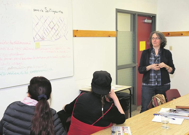 Andrée Rochon, agente de développement à Logemen’mêle, lors de la rencontre citoyenne du 3 avril, où une douzaine de participants ont parlé de stationnement, d’embourgeoisement et de logement social. Photo Robert Gosselin | Le Courrier ©