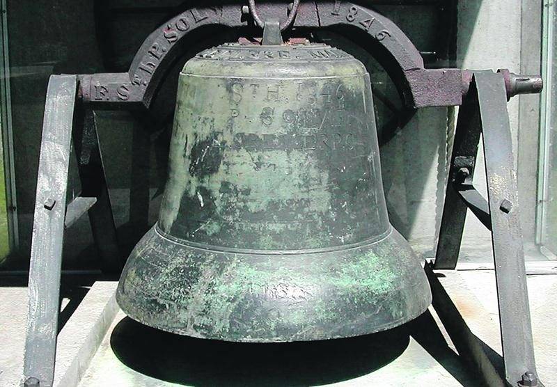 Datant de 1784, la plus vieille cloche de Saint-Hyacinthe reposait depuis 1977 dans ce monument créé à l’occasion de la fête du bicentenaire de la paroisse-mère de Saint-Hyacinthe. Photo François Larivière | Le Courrier ©