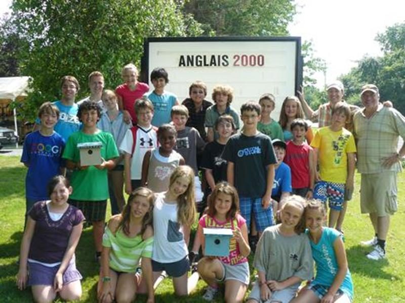 Sur la photo, on aperçoit les jeunes du camp de jour, Jean-Marie Gagnon, propriétaire d’Anglais 2000, Jérôme Laliberté et Olivier Morisset, de l’Association du mont Rougemont.