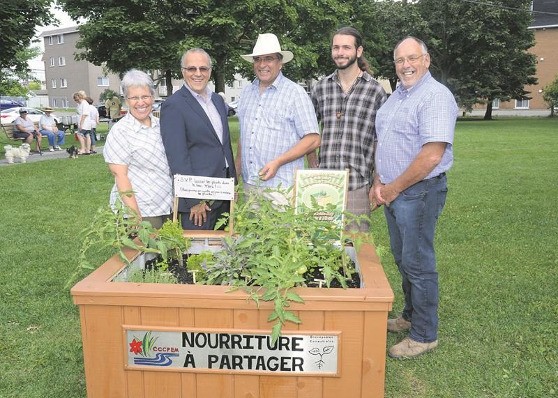 Sur la photo, dans l’ordre habituel, Brigitte Sansoucy, députée de Saint-Hyacinthe-Bagot; Jacques Denis, maire suppléant de Saint-Hyacinthe; Jacques Tétreault, président du Comité de citoyens et citoyennes pour la protection de l’environnement maskoutain (CCCPEM); Alexandre Pouliot, responsable des projets en agriculture urbaine au CCCPEM et Jean Dubreuil, directeur des opérations aux Carrières St-Dominique.  Photo François Larivière | Le Courrier ©
