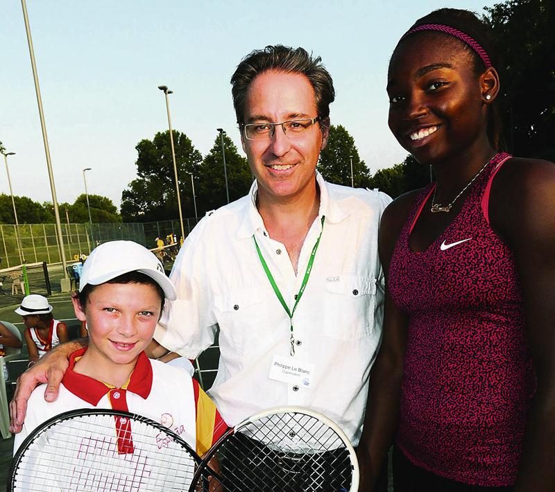 Une semaine après son premier match sur le Court central du Stade Uniprix, Françoise Abanda s’est arrêtée à Saint-Hyacinthe dans le cadre de l’ouverture officielle de la 8e édition de la Coupe Le Blanc. On l’aperçoit en compagnie du coprésident du tournoi, Philippe Le Blanc, et du joueur espagnol Inaki Montes, avec qui elle a échangé quelques balles. Photo Robert Gosselin | Le Courrier ©
