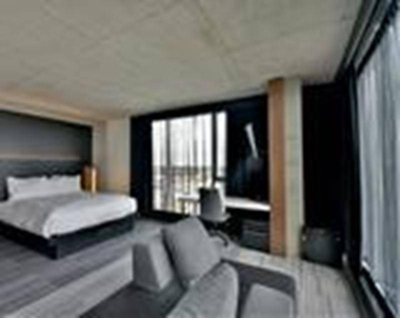 Dans chaque chambre, on retrouve le concept industriel caractéristique de la bannière Grand Times Hôtel. Photo François Larivière | Le Courrier ©
