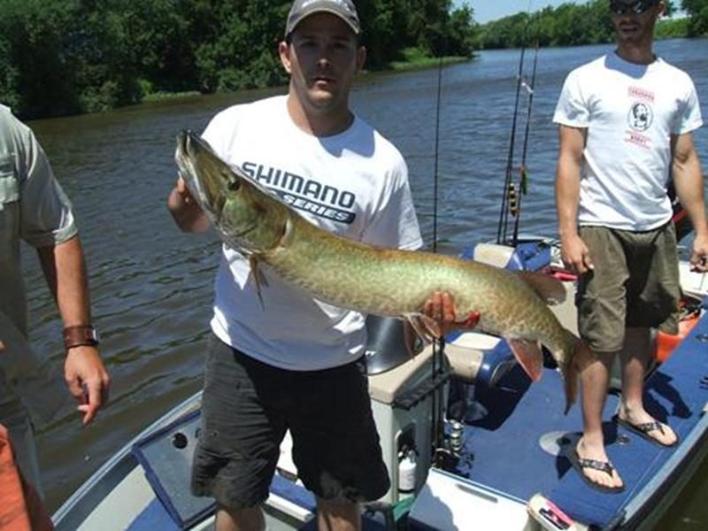 Les samedi 9 et dimanche 10 juillet aura lieu la 61<sup>e</sup> édition du tournoi provincial de pêche « Claude Auger » sur la Rivière Yamaska et sur la Rivière Noire. Plus de 28 500 $ seront remis. Les activités de même que la pesée se dérouleront à la descente de bateaux à Saint-Damase, au 248 de la Presqu'Île Damase. Il y aura chapiteau, musique et rafraîchissements sur place. Contactez M. Auger au 450 777-3389 pour de plus amples renseignements. Sur la photo : le gagnant de l'édition 2010, C